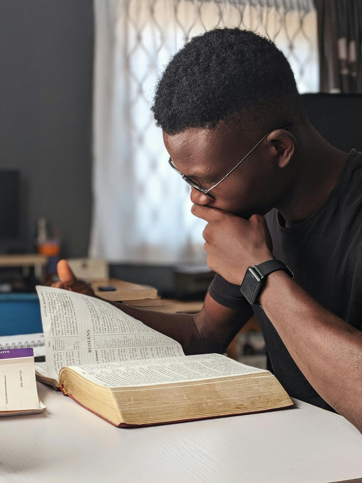 Un participant plongé dans la lecture de sa Bible