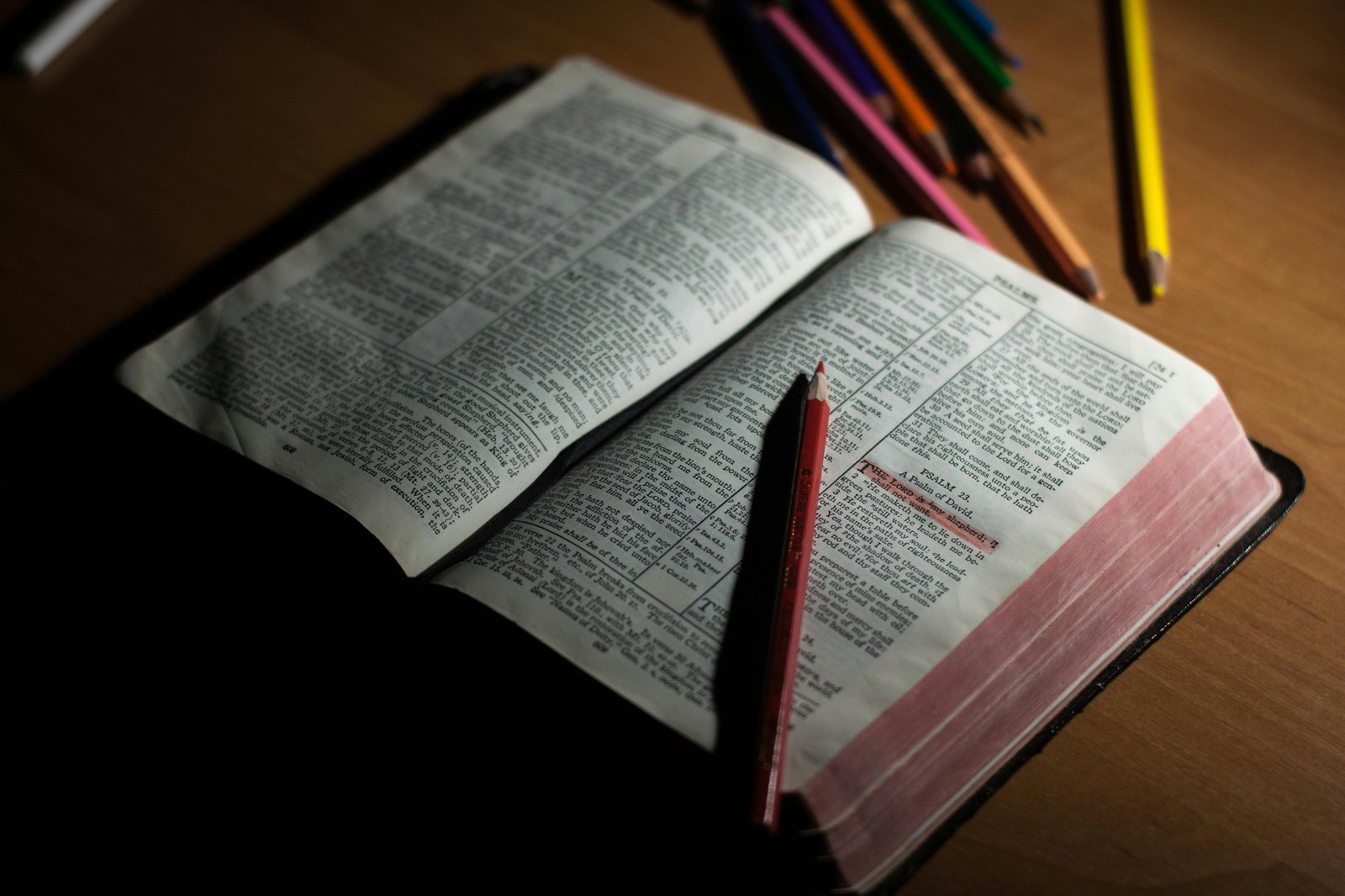 Bible ouverte sur le Psaume 23, annotée